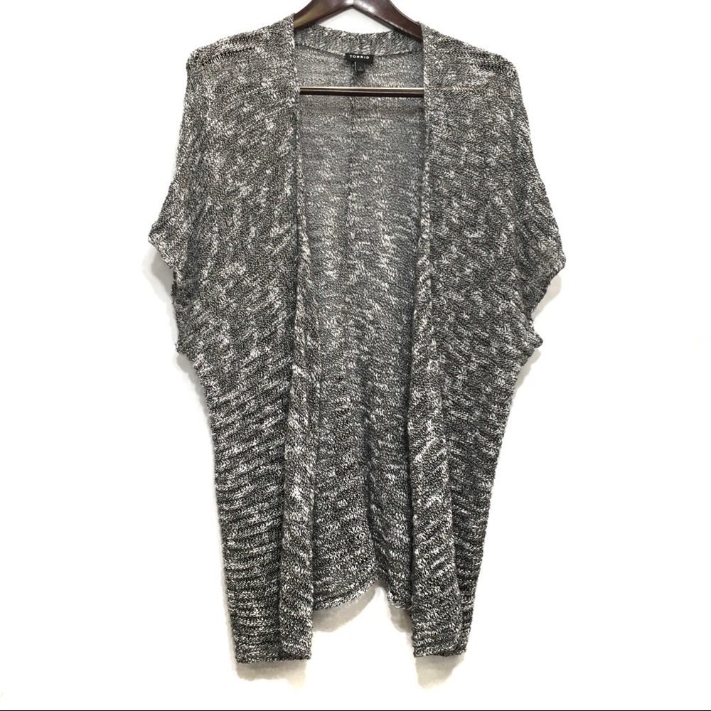 TORRID PLUS 1X KNIT BLACK WHITE SHRUG CARDIGAN